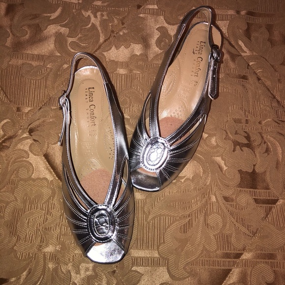 Silver leather sandals. - Picture 2 of 16